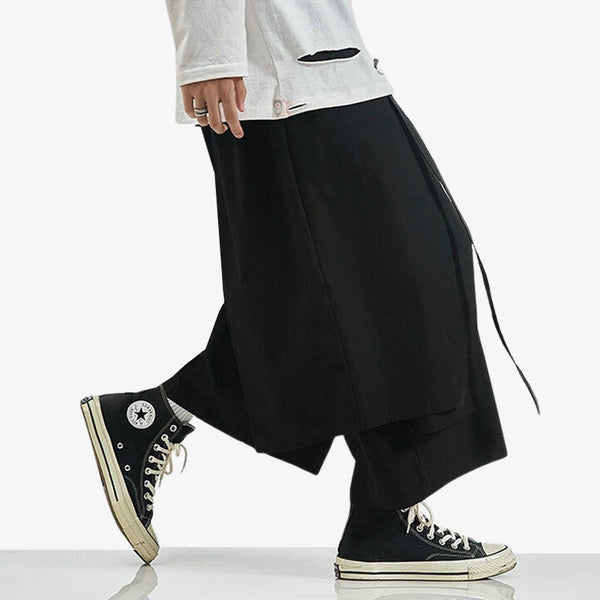 Un look streetwear et urbain avec ce Pantalon Homme Large Japonais de couleur noir. Pantalon inspiré du traditionnel Hakama. 