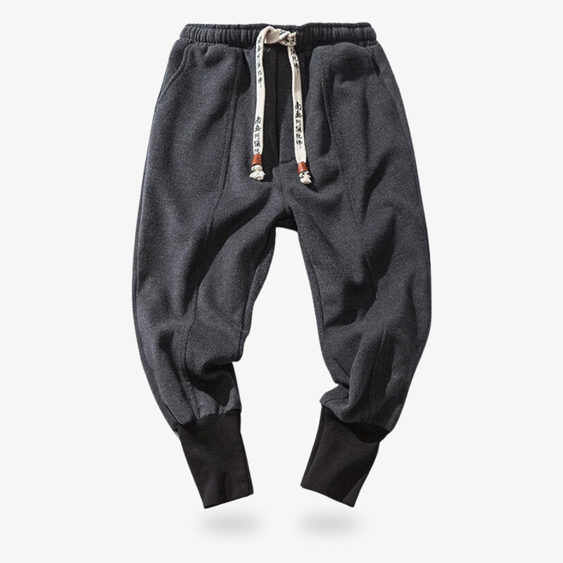 Détail du tissu et de la coupe du pantalon japonais