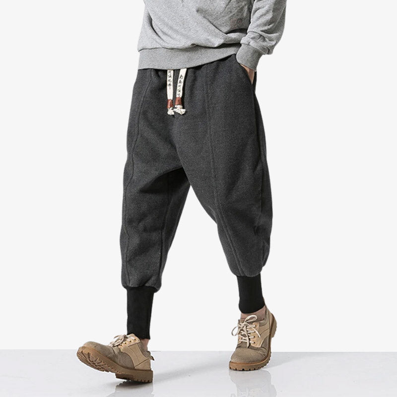 Pantalon Japon vu de face, coupe ample inspirée du shinobi