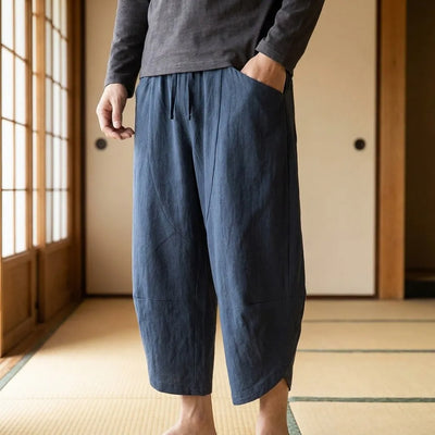 Pantalon japonais homme court vu de face, coupe ample et unicolore