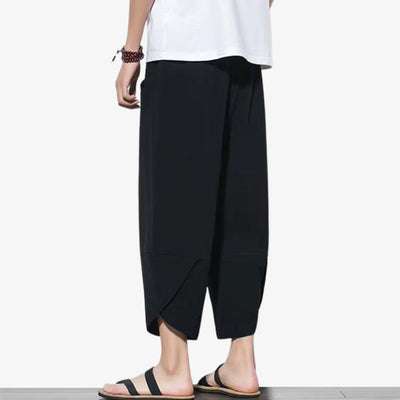 Pantalon japonais casual noir à coupe ample et tissu naturel, parfait pour un look décontracté d'inspiration bohème