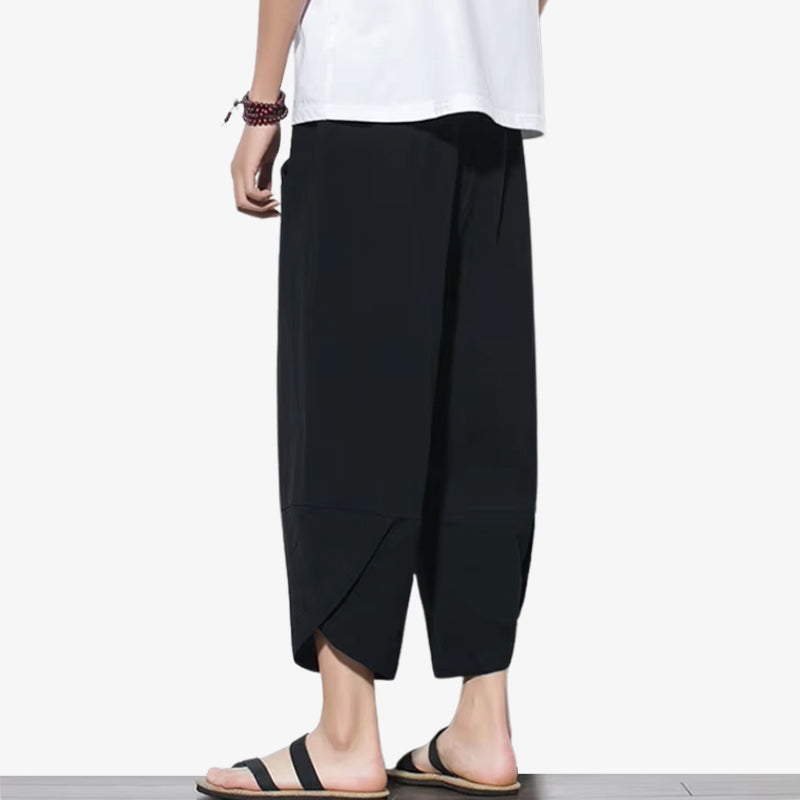 Pantalon japonais casual noir à coupe ample et tissu naturel, parfait pour un look décontracté d'inspiration bohème
