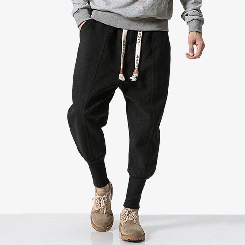 Pantalon Japonais Nikka porté avec style streetwear