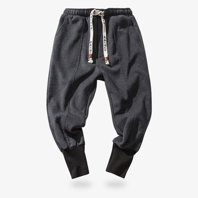Un pantalon japonais serré mollet style streetwear