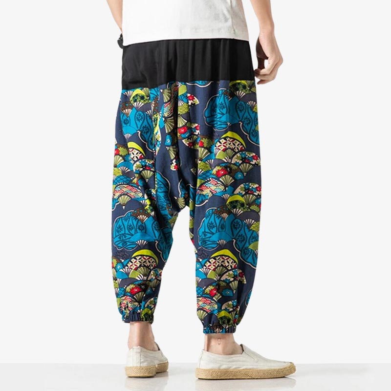 Un homme est habillé avec un pantalon japonais tradi aux motifs japonais éventails Sensu