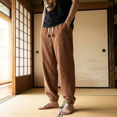 Vue de face du pantalon japonais en velours côtelé pour homme