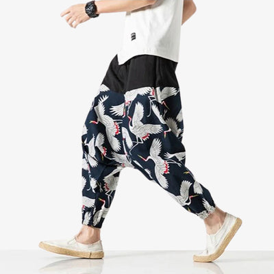 Ce pantalon japonnais est imprimé de grues Tsuru sur le tissu. C'est un pantalon japonais large de style sarouel
