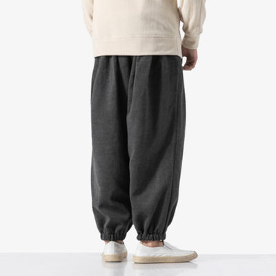Ce pantalon jogging style japonais est large et confortable. Un homme est aussi habillé avec un hoodie et des sandales blanches