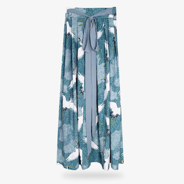 Ce vêtement traditionnel est un pantalon jupe japonais avec des motifs de grues Tsuru imprimés sur le tissu en coton et polyester