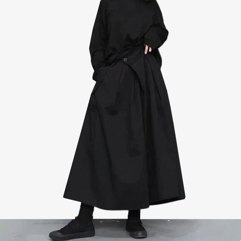 Ce pantalon jupe mode japon est de couleur noir et la matière est en coton