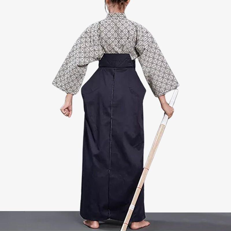 Pour les arts martiaux japonais, le pantalon kendo femme est primordial