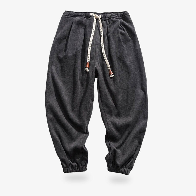 Ce pantalon lage style japon se noue à la taille avec un cordon imprimé de kanji japonais
