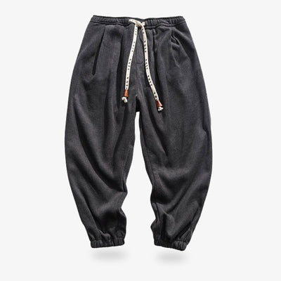 Ce pantalon lage style japon se noue à la taille avec un cordon imprimé de kanji japonais