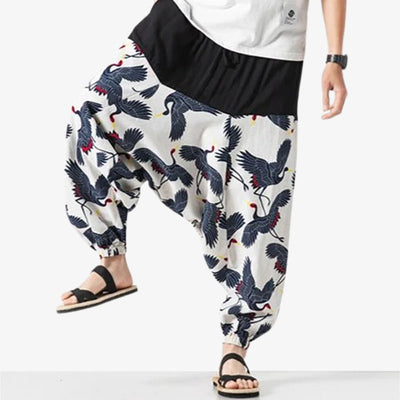 Ce pantalon large japonais homme est un sarouel avec des motifs japonais de Grues Tsuru
