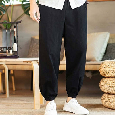 Pantalon large japonais noir porté dans un intérieur au style japandi