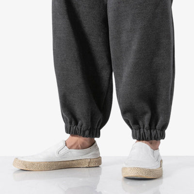 Un pantalon large jogging arrive au niveau des chevilles et des chaussures