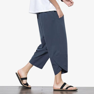 Pantalon large raccourci pour homme mêlant coupe traditionnelle japonaise et esthétique moderne
