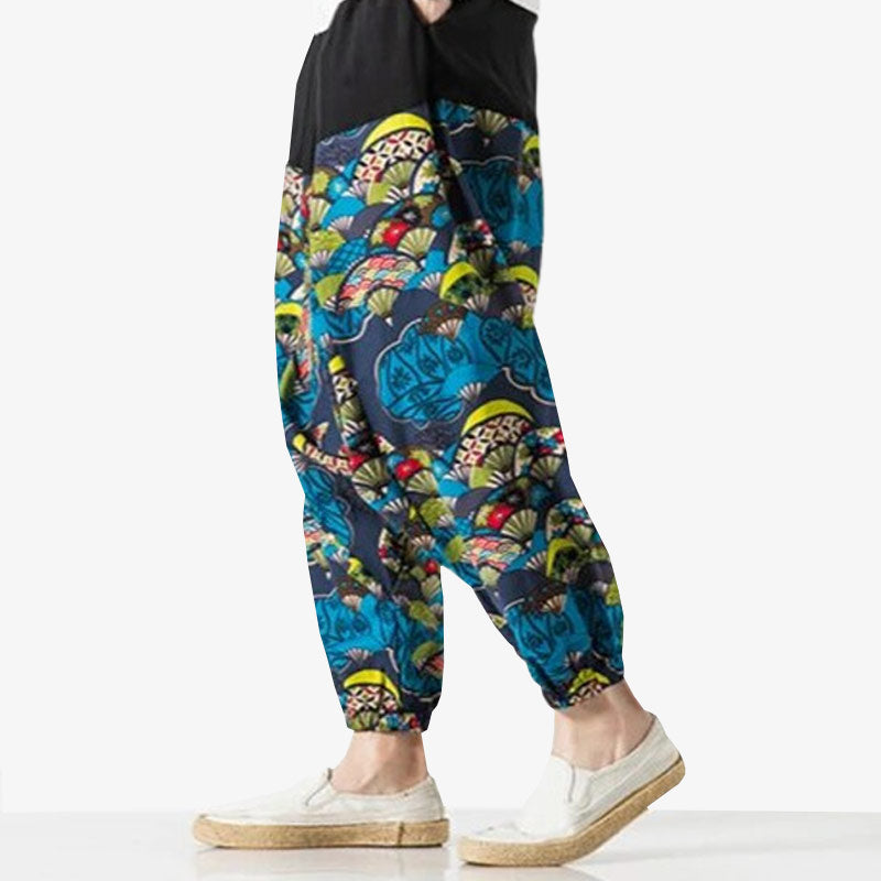 CE pantalon large style japon est imprimé de motifs d'éventails Sensu. Les couleurs du tissus et des symboles japonais sont colorés