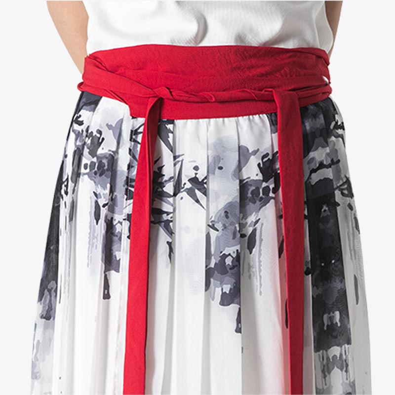 Ce pantalon qui s'attache avec noeud japon est un Hakama. C'est un pantalon japonais traditionnel avec une ceinture obi rouge et des motifs de peintures inspirées de la nature