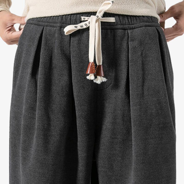 un pantalon streetwear Japon noué à la taille avec un cordon aux motifs de kanji japonais