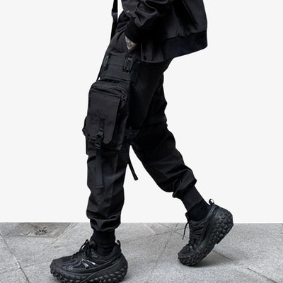 cet habit streetwear est un Pantalon techwear homme noir, alliant design japonais minimaliste et praticité avec ses multiples poches.