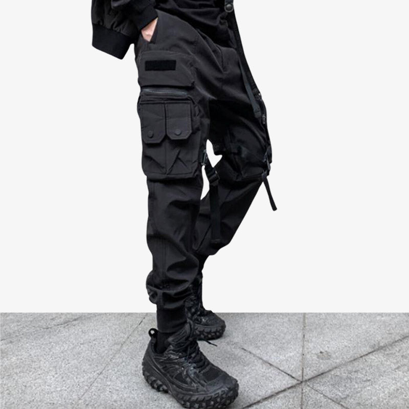 cet habit japonais streetwear est un Pantalon techwear japonais noir avec multi-poches, parfait pour un look Harajuku moderne et fonctionnel.