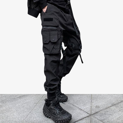 cet habit japonais streetwear est un Pantalon techwear japonais noir avec multi-poches, parfait pour un look Harajuku moderne et fonctionnel.