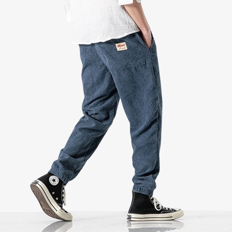 Pantalon bleu en velours côtelé associé à une chemise blanche harajuku pour une coupe classique inspirée de la mode japonaise