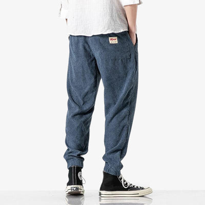 Pantalon en velours côtelé bleu pour homme, conçu pour un style décontracté ancré dans la culture japonaise