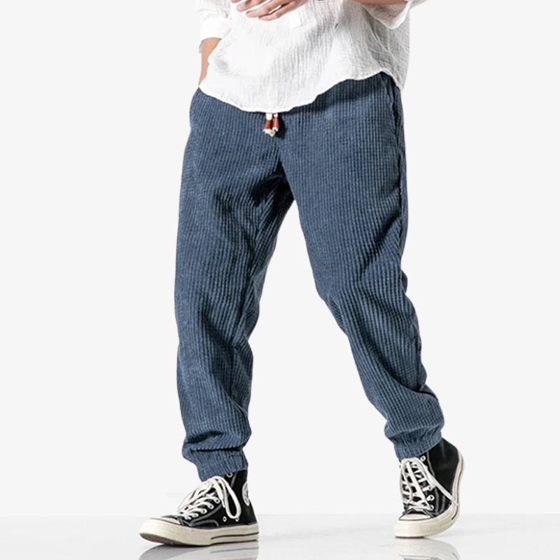 Pantalon japonais bleu en velours côtelé, tissu de qualité et inspiration rétro pour un look décontracté