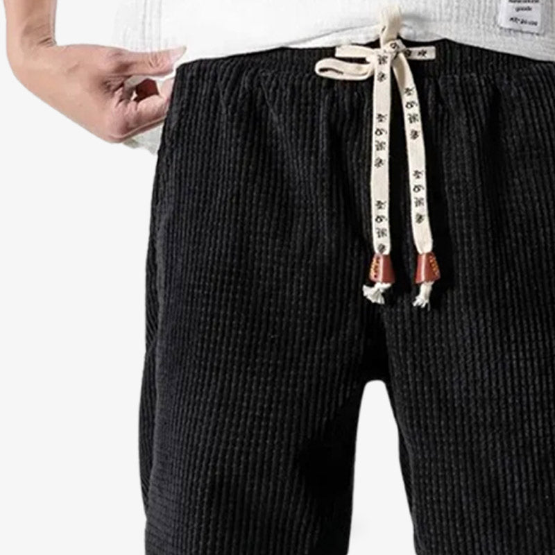 Pantalon en velours côtelé noir aux silhouettes classiques d'inspiration japonaise et tissu doux