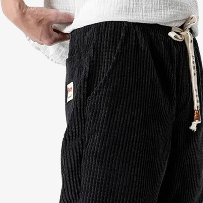 Pantalon en velours côtelé noir associé à un streetwear japonais moderne pour un look décontracté et raffiné