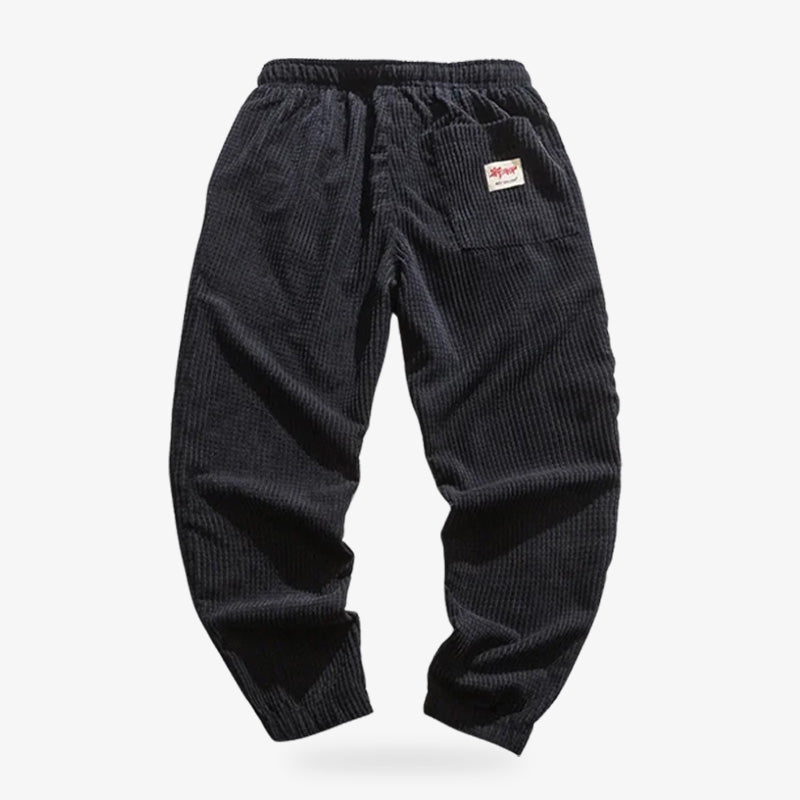 Pantalon en velours côtelé noir au design vintage et coupe confortable, inspiré des tendances japonaises