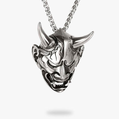 Pendentif Hannya argenté représentant un démon Oni avec cornes et crocs