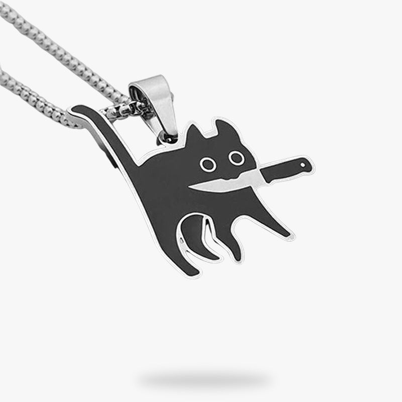 Ce pendentif kawaii un bijou japonais d'un petit chat noir suspendu à une chaine en argent