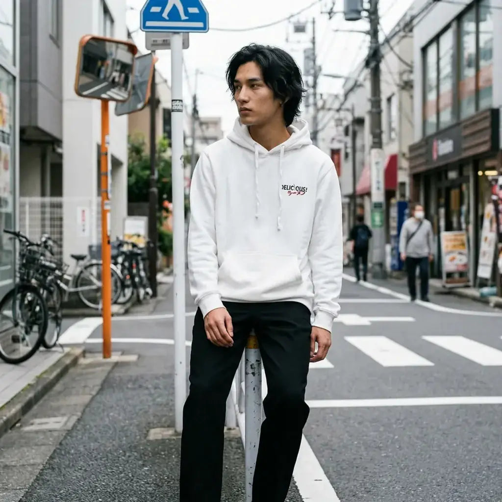 Sweat Tokyo blanc posé à plat montrant l'imprimé ramen sur la poitrine et la poche kangourou.