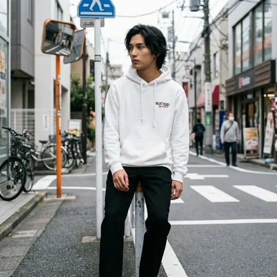 Sweat Tokyo blanc posé à plat montrant l'imprimé ramen sur la poitrine et la poche kangourou.