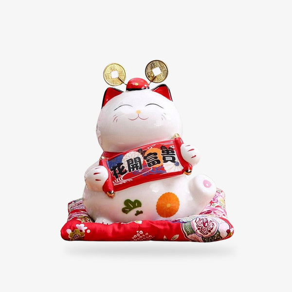 Ce porte bonheur japonais chat est un chat maneki neko en céramique. Cet objet deco attire la chance. Le chat blanc est en céramique et tient dans les pattes un ruban Makimono