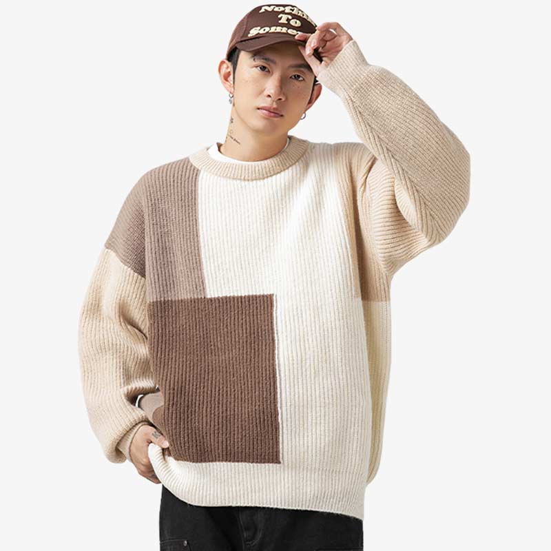 Un homme porte un Pull japonais minimaliste en coton et cachemire, avec un design tricolore inspiré de la mode japonaise, parfait pour un look Jpop.