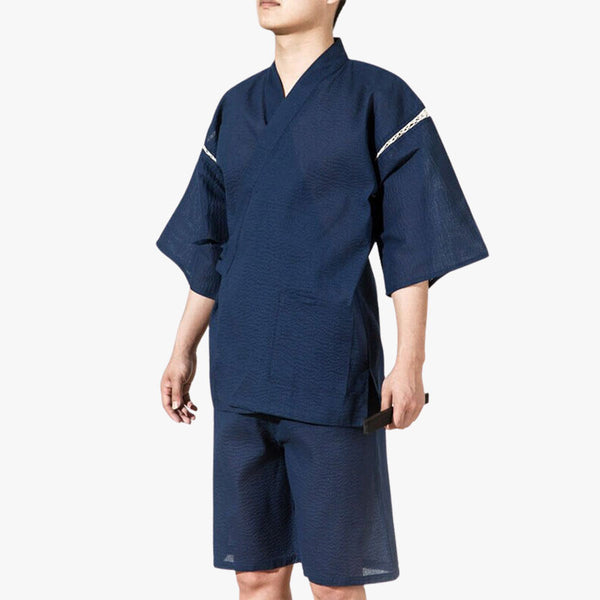 Ce jinbei kimono est un pyjama homme japonais avec un short et un haut de yukata