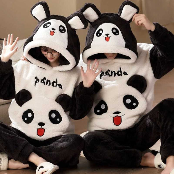 deux japonais sont habillé avec un pyjama panda de couleur noire et blanche