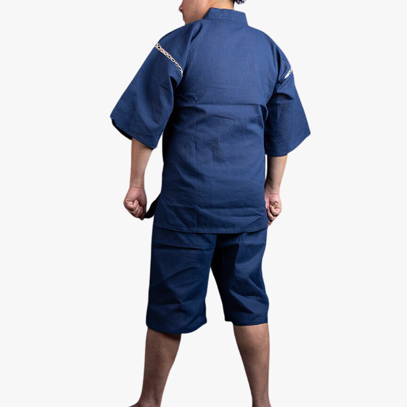Ce pyjama veste hommes japonais est un jinbei. C'est un vêtement japonais traditionnel avec un short court et un haut de kimono yukata