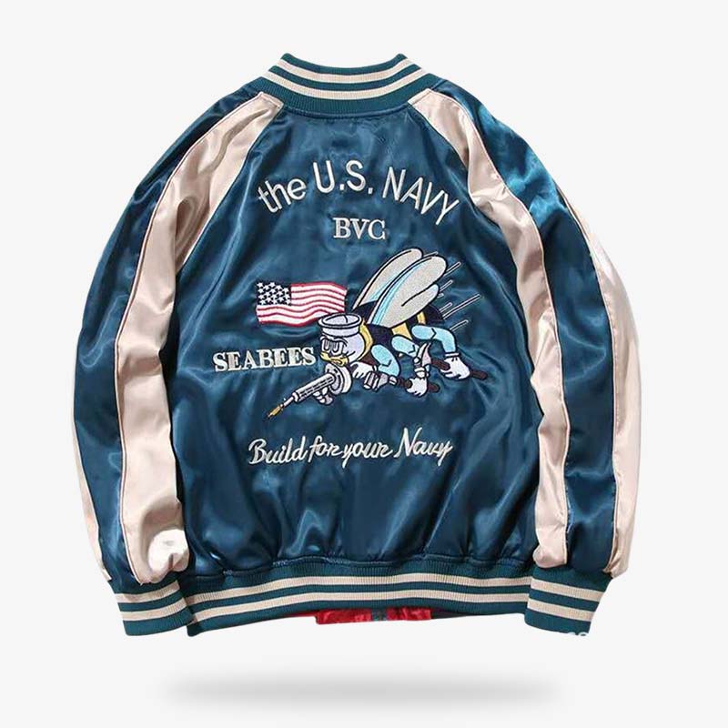 Cette manteau reversible sukajan jacket est une veste japonaise de couleur bleu avec un imprimé de l'US army brodé sur le dos