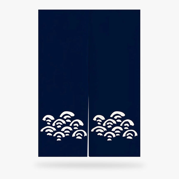 Ce rideau japonais occultant est un Noren de couleur bleu avec des motifs japonais blancs qui représente les nuages (Kumo en japonais)