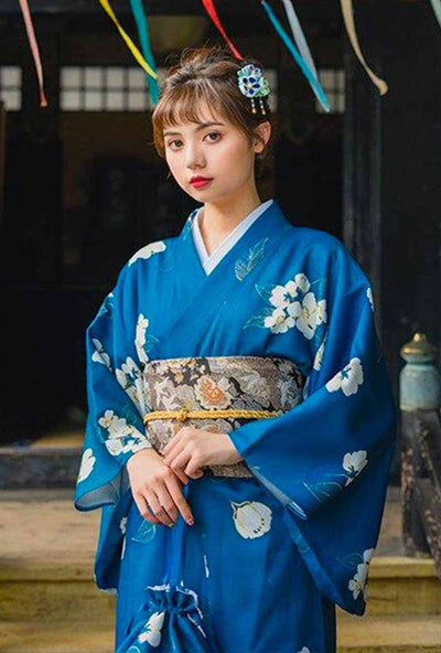 Robe kimono traditionnelle japonaise portée par une femme