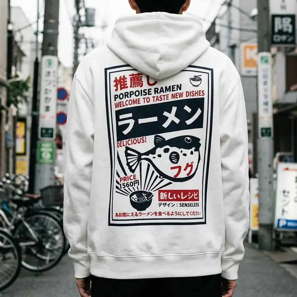 Vue rapprochée du motif ramen en katakana japonais rouge et noir sur le sweat blanc.
