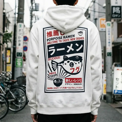 Vue rapprochée du motif ramen en katakana japonais rouge et noir sur le sweat blanc.