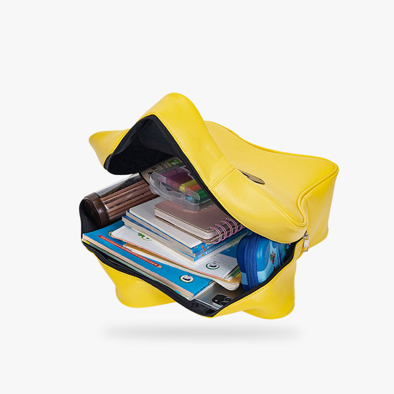 Un sac a dos kawaii de couleur jaune et ouvert. Des livres sont à l'interieur du sac japonais en cuir