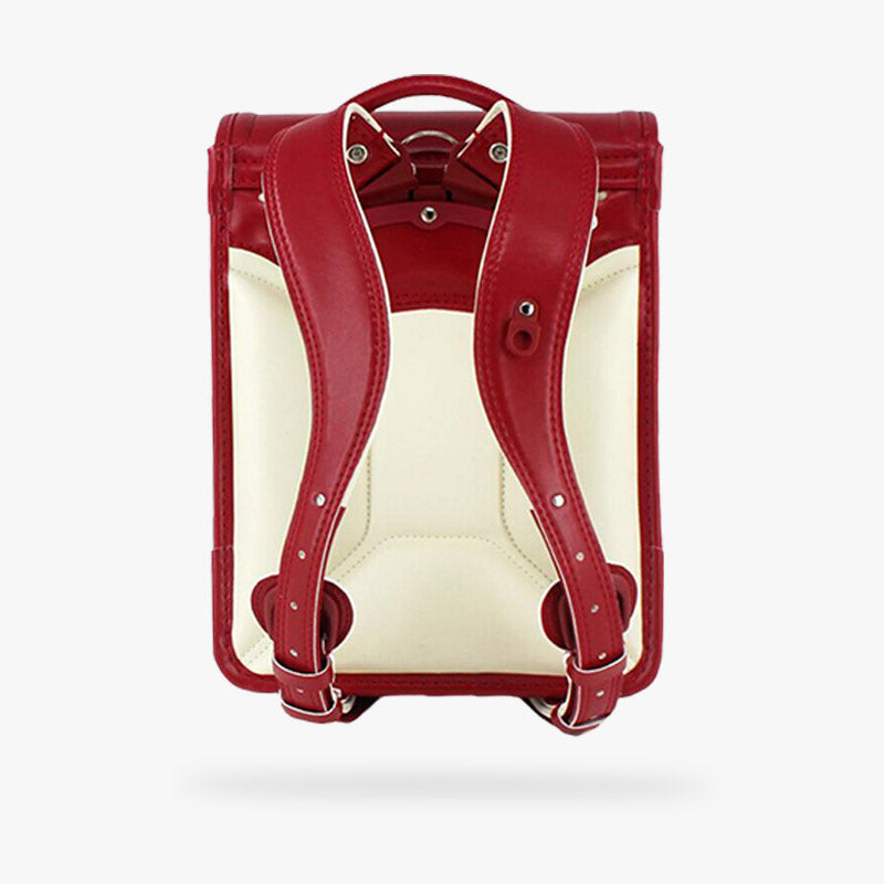 Le sac japonais randoseru rouge a des bretelles pour se porter sur le dos. Le sac est en cuir de qualité