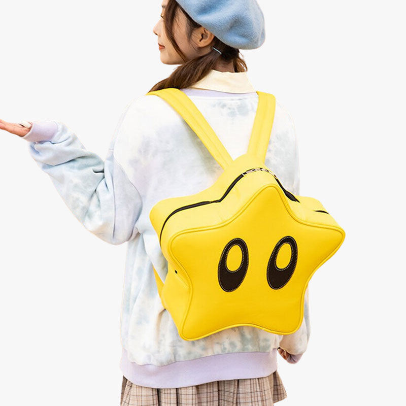 Un femme porte sur le dos un sac kawaii lolita de couleur jaune et en forme d'étoile magique